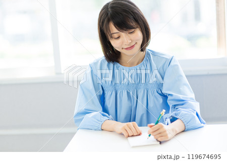 おしゃれなメモを取る女性イメージ03 おしゃれなメモを取る女性イメージ03 119674695