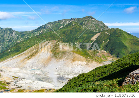 みくりが池温泉から見る地獄谷と奥大日岳　北アルプス劔岳登山 119675310