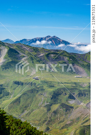 雷鳥沢登山道から見る室堂平と薬師岳 北アルプス劔岳登山 雷鳥沢登山道から見る室堂平と薬師岳 北アルプス劔岳登山 119675331