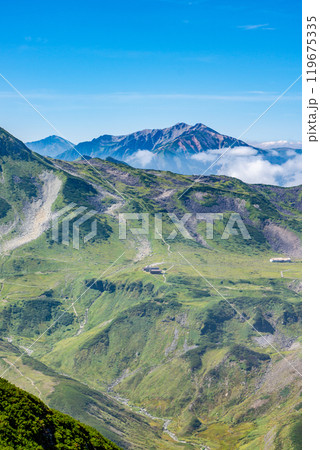 別山乗越から見る室堂平と薬師岳　北アルプス劔岳登山 119675335