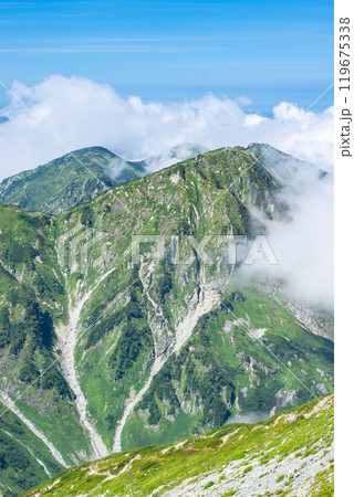 別山乗越から見る雲海の奥大日岳と大日岳　北アルプス劔岳登山 119675338