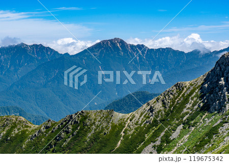 劔御前山から見る五竜岳(後立山連峰) 北アルプス劔岳登山 劔御前山から見る五竜岳(後立山連峰) 北アルプス劔岳登山 119675342