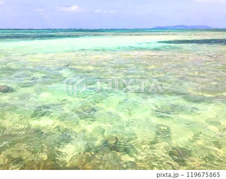 竹富島の透き通った海 竹富島の透き通った海 119675865