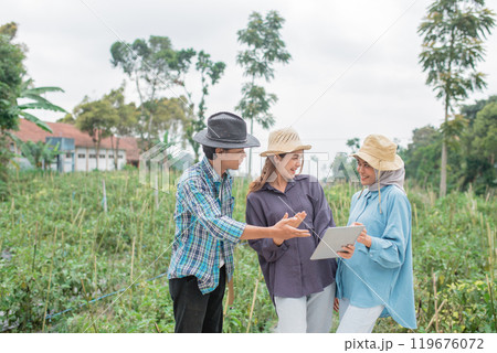 Collaborative Farming: Modern Agriculture Practices in the Countryside Collaborative Farming: Modern Agriculture Practices in the Countryside 119676072