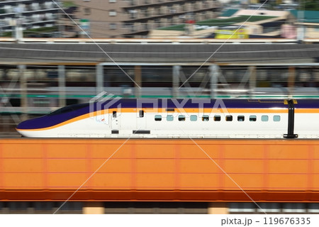 東北新幹線を行く山形新幹線E8系つばさ号（流し撮り） 119676335