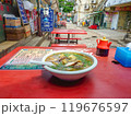 中国、珠海市の路地裏にある大衆食堂のテラス席で牛肉拉面を注文 119676597