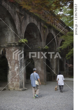 早朝散歩を楽しむファミリー3 119676657