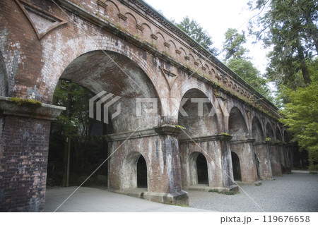 水路閣と青もみじ12 119676658