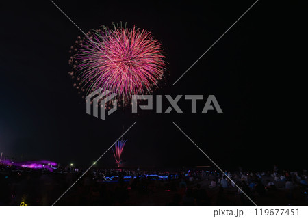 牧之原市相良サンビーチであるさがら海上花火大会の夜空に咲く大輪の花(静岡県) 119677451
