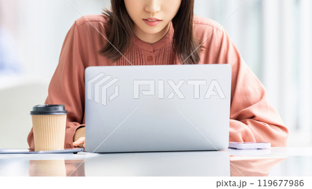 パソコンを使う若い女性・ビジネスウーマン パソコンを使う若い女性・ビジネスウーマン 119677986