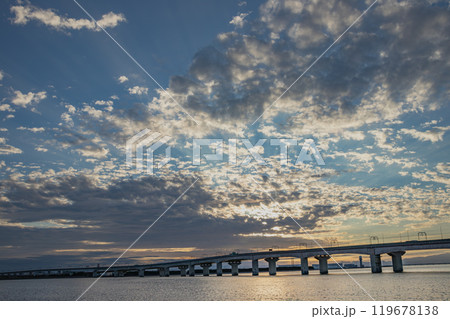りんくう展望ひろば駐車場から見た名鉄空港線と雲の多い夕方の海の風景(愛知県) りんくう展望ひろば駐車場から見た名鉄空港線と雲の多い夕方の海の風景(愛知県) 119678138
