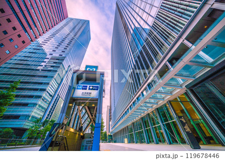 日本の東京都市景観 10月。早朝の大手町・ビジネス街。大手町駅や大手町ワンなどを望む＝27日 119678446