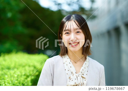笑顔の若いビジネスウーマン 笑顔の若いビジネスウーマン 119678667