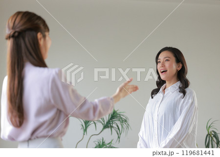 ボイストレーニングを受ける女性と講師_1 119681441