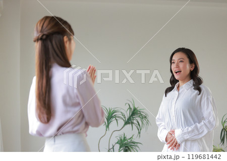 ボイストレーニングを受ける女性と講師_2 119681442