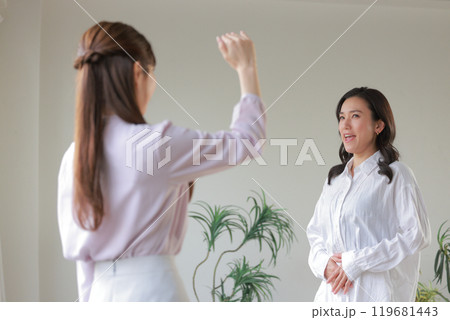 ボイストレーニングを受ける女性と講師_3 ボイストレーニングを受ける女性と講師_3 119681443