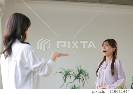 ボイストレーニングを受ける若い女性と講師_1 119681444