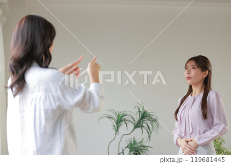ボイストレーニングを受ける若い女性と講師_2 ボイストレーニングを受ける若い女性と講師_2 119681445