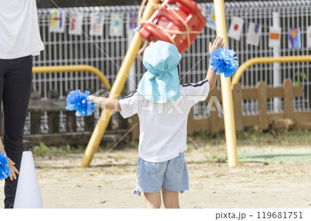 保育園の運動会で踊る女の子の後ろ姿(4歳、日本人) 保育園の運動会で踊る女の子の後ろ姿(4歳、日本人) 119681751