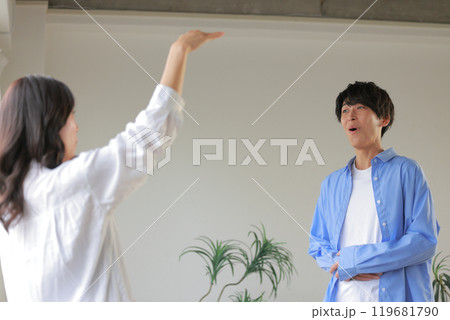 ボイストレーニングを受ける男性と講師_1 119681790