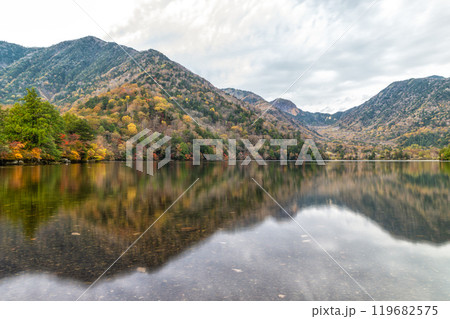 深まる奥日光の紅葉風景 深まる奥日光の紅葉風景 119682575