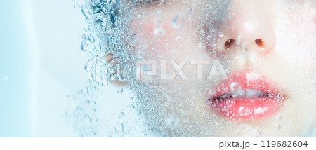 保湿効果を感じる女性のクローズアップ 保湿効果を感じる女性のクローズアップ 119682604