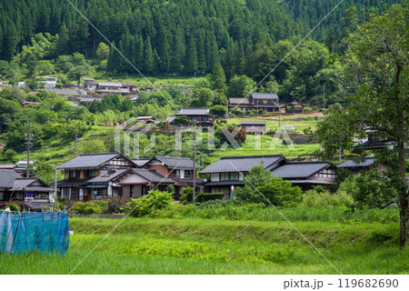 《日本の田舎の風景》新緑の季節を迎えた岐阜県馬瀬地区 《日本の田舎の風景》新緑の季節を迎えた岐阜県馬瀬地区 119682690