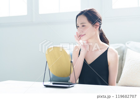 女性　スキンケア　ビューティー　コンセプト 119682707