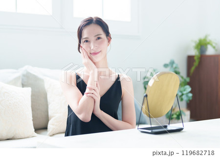 女性　スキンケア　ビューティー　コンセプト 119682718