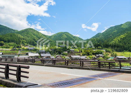 《日本の田舎の風景》新緑の季節を迎えた岐阜県馬瀬地区 119682809