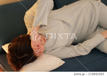 夜に体調不良の女性 夜に体調不良の女性 119682865