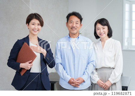 営業するビジネスマンと客の夫婦 119682871