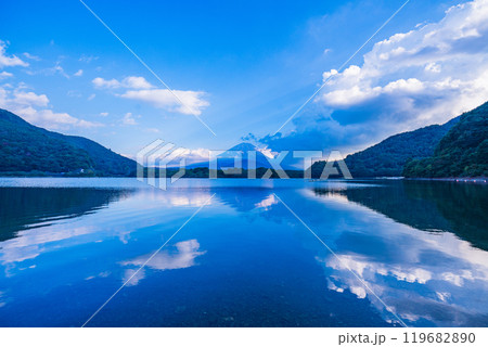 【山梨県】精進湖　湖畔から見る富士山　夕景 119682890