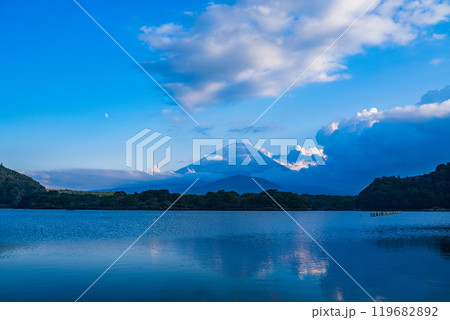 【山梨県】精進湖　湖畔から見る富士山　夕景 119682892