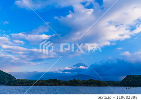 【山梨県】精進湖 湖畔から見る富士山 夕景 【山梨県】精進湖 湖畔から見る富士山 夕景 119682898