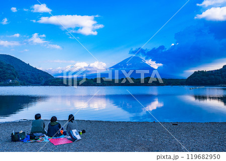 【山梨県】精進湖 湖畔でのんびり富士見をする観光客 夕景 【山梨県】精進湖 湖畔でのんびり富士見をする観光客 夕景 119682950