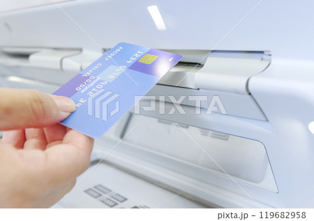 ATMでお金を引き出す女性(顔なし) ATMでお金を引き出す女性(顔なし) 119682958