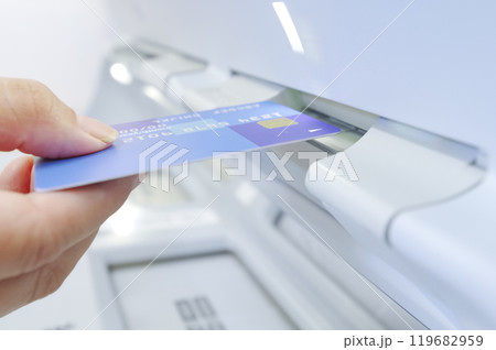 ATMでお金を引き出す女性（顔なし） 119682959