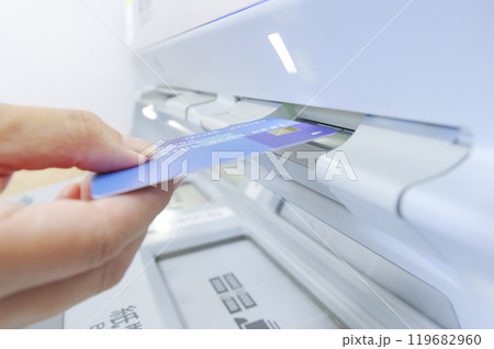 ATMでお金を引き出す女性(顔なし) ATMでお金を引き出す女性(顔なし) 119682960