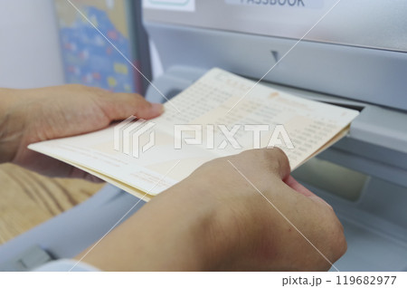 ATMでお金を引き出す女性（顔なし） 119682977