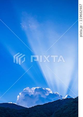 【山梨県】精進湖・上空に現れた太陽光線　夕景 119682987