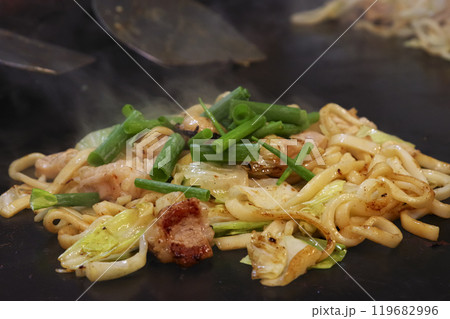 兵庫県佐用町の名物、ホルモンうどん 119682996