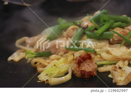 兵庫県佐用町の名物、ホルモンうどん 兵庫県佐用町の名物、ホルモンうどん 119682997