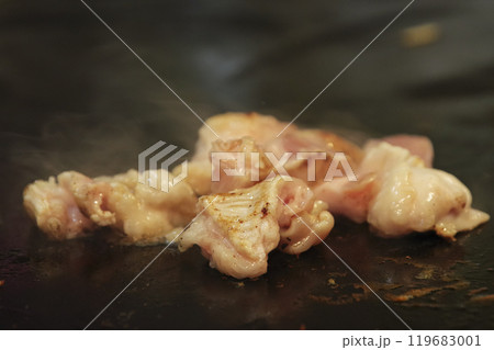 ミノを鉄板焼きする様子 119683001