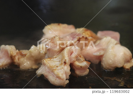 ミノを鉄板焼きする様子 ミノを鉄板焼きする様子 119683002