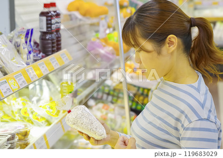 スーパーで食料品を買う女性 スーパーで食料品を買う女性 119683029
