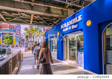 日本の東京都市景観 10月。JR渋谷駅高架下のスクランブルカフェ&バー再び=27日 日本の東京都市景観 10月。JR渋谷駅高架下のスクランブルカフェ&バー再び=27日 119683049