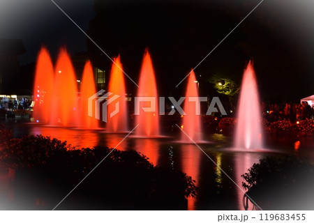 東京・上野公園の夜景とオレンジ色の噴水 〓四隅ボカシ 東京・上野公園の夜景とオレンジ色の噴水 〓四隅ボカシ 119683455