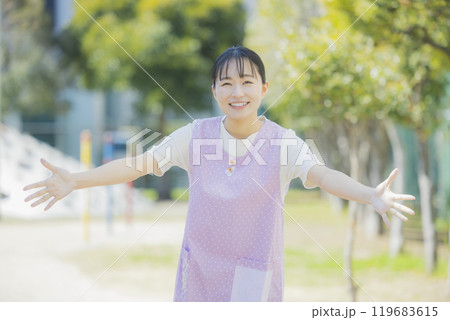 公園の保育士 119683615
