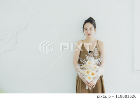 リビングでブーケを持つ女性　　　　 119683626